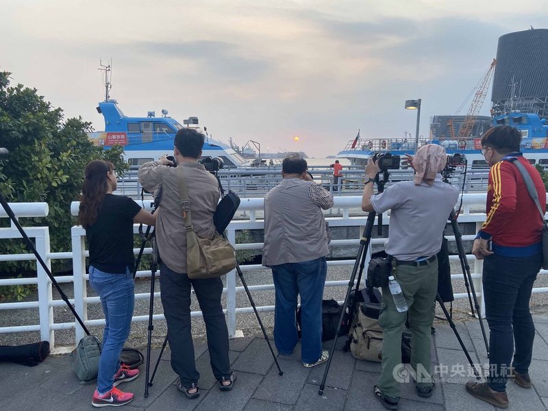 近日西子灣、高雄港碼頭周邊成為民眾追逐夕陽的熱點,不少攝影愛好者21日傍晚前來捕捉美好瞬間,讓落日美景成為永恆記憶。中央社記者董俊志攝 110年4月21日