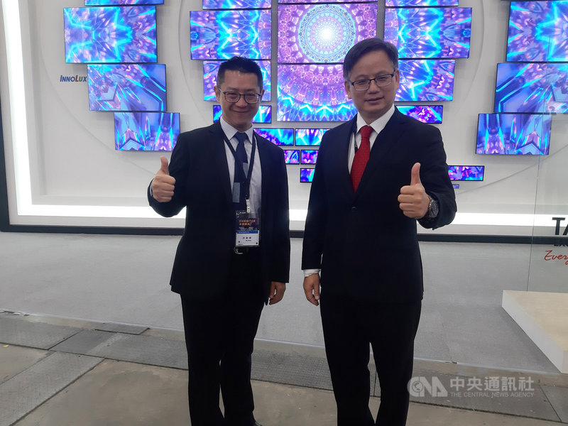面板廠群創總經理楊柱祥(右)21日在Touch Taiwan智慧顯示展表示,因疫情狀況下產生的宅經濟,帶動剛性需求,超過原來業界可供應範圍,讓整體產業鏈都有錢賺。董事長洪進揚(左)指出,景氣樂觀與上游零組件缺料交互影響,尤其IC缺料最嚴重。中央社記者潘智義攝 110年4月21日