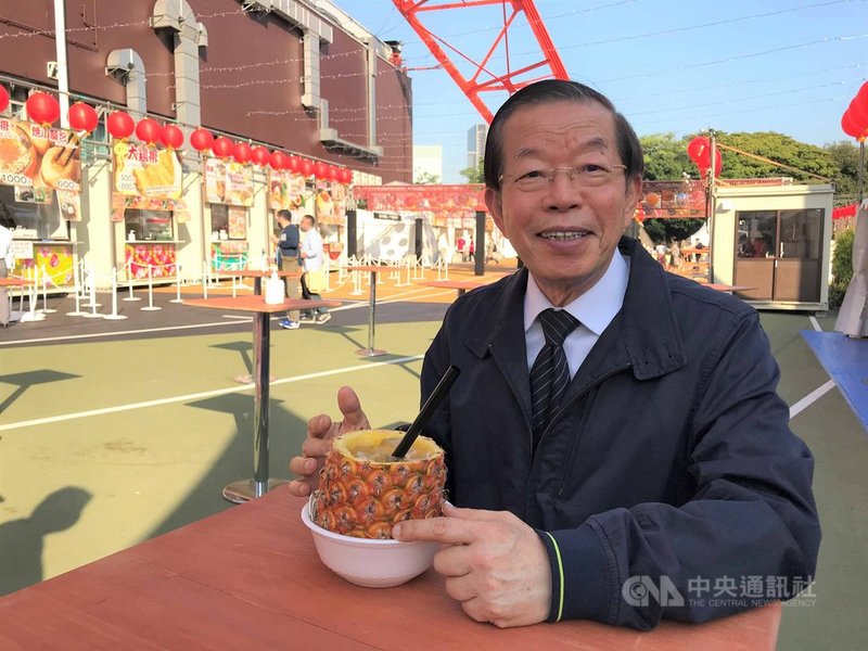 駐日代表謝長廷21日視察第6屆東京鐵塔台灣祭會場,點了鳳梨飲品,邊喝邊點頭說好喝。中央社記者楊明珠東京攝 110年4月21日