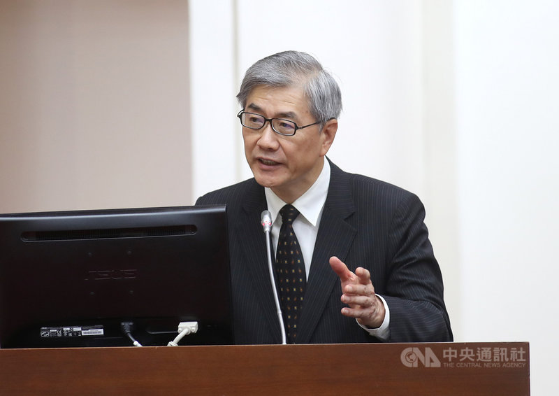 金融監督管理委員會主委黃天牧21日在立法院財政委員會表示,宏泰人壽薰衣草醫療險附約保費調漲在損率不符原來預期的前提下,可以調整費率,不過公司是否用體質為理由,會再了解。中央社記者張皓安攝 110年4月21日