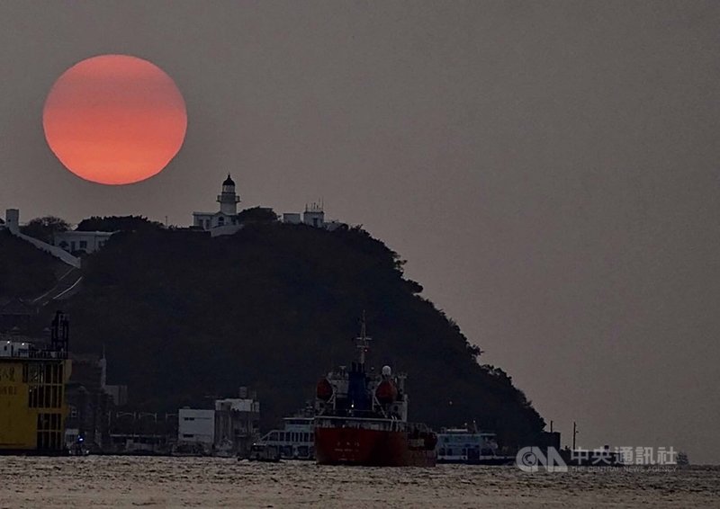 高雄港的落日彩霞美不勝收,近日西子灣、高雄港碼頭岸邊都吸引不少民眾前來欣賞夕陽。中央社記者董俊志攝 110年4月21日
