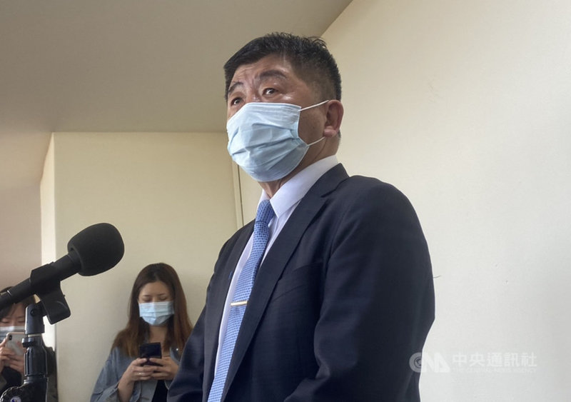 中央流行疫情指揮中心20日宣布國內新增2例武漢肺炎確診,2人均為國籍航空貨機機師,衛福部長陳時中(前)21日在立法院受訪指出,經過相關檢驗,本土感染可能性越來越低,但感染源仍待釐清。中央社記者吳欣紜攝 110年4月21日