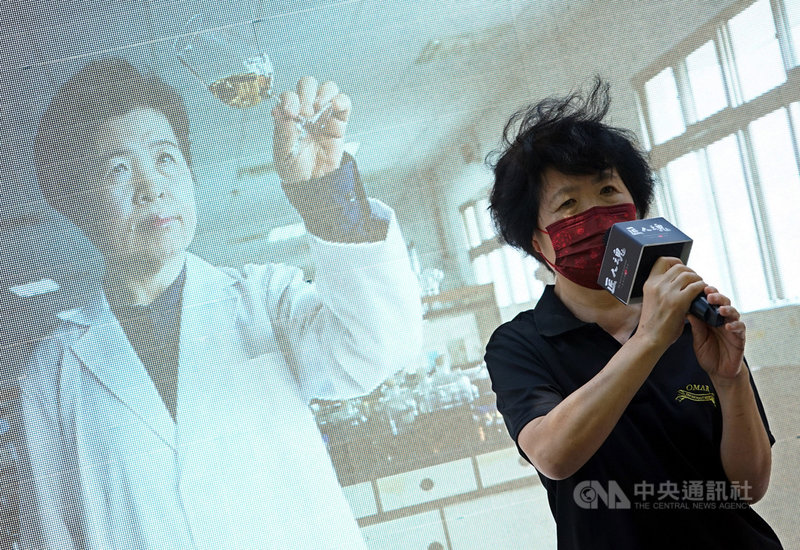 中華文化總會21日在台灣菸酒公司舉辦「匠人魂」第29 集「釀出土地的滋味」影片發布記者會,調酒師王婉鶯出席致詞。中央社實習記者周怡楨攝 110年4月21日