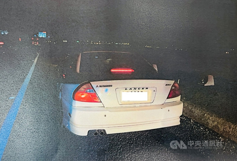 彰化縣一名張姓男子向家人表示「心情不好出門散心」,21日被發現車停在國道3號指標226公里處路肩,張男則墜落下方不治,高度10多公尺,警方以輕生偵辦。(請珍惜生命。自殺防治專線(24小時):0800-788-995 ;生命線:1995)(翻攝畫面)中央社記者蕭博陽南投縣傳真 110年4月21日