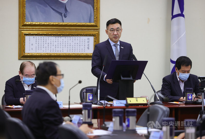 國民黨主席江啟臣(後中)21日表示,參與聯合國氣候變化綱要公約締約方大會,應是台灣爭取國際認同的重要策略;呼籲政府投入更多資源,研擬各項政策措施,拓展台灣氣候外交。中央社記者謝佳璋攝 110年4月21日