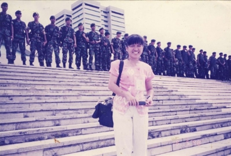 印尼在1998年爆發大規模學運,終於讓強權統治32年的總統蘇哈托下台。日本共同社印尼分社克莉絲汀(前)當年在印尼國會前採訪抗議活動。(克莉絲汀提供)中央社記者石秀娟雅加達傳真 110年4月21日