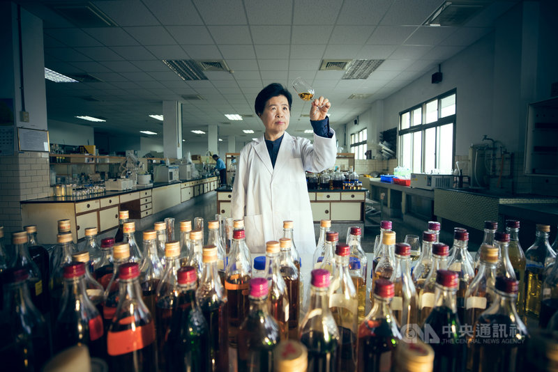 台灣菸酒公司的調酒師王婉鶯以台灣特有水果釀造威士忌聞名世界,中華文化總會特別製作「匠人魂」影片向她致敬。(文化總會提供)中央社記者陳秉弘傳真 110年4月21日
