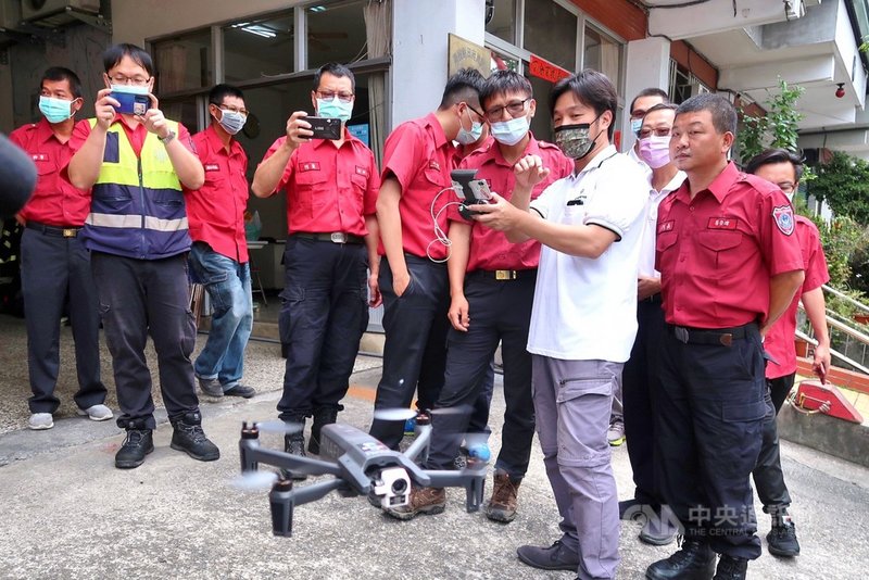 為強化救災能量,雷虎科技公司21日捐贈空拍機給南投縣消防局魚池分隊,未來可透過高處環拍現場狀況,幫助地面人員掌握救災重點,研判可行搜救方式。(立法委員馬文君團隊提供)中央社記者蕭博陽南投縣傳真 110年4月21日