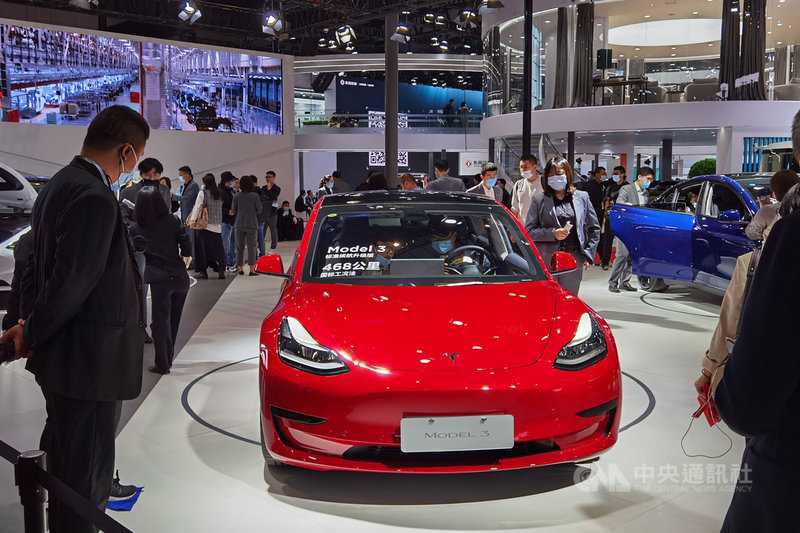 車主維權事件在官方大動作介入後,中國特斯拉持續退讓,21日深夜宣布將配合監管,提供相關行車數據供官方指定的權威機構鑑定,並負擔費用。圖為2021年上海車展的特斯拉展區。(中新社)