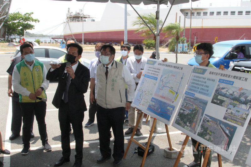 立法院交通委員會21日到台南考察交通建設,民進黨立委林俊憲(前左2)與台南市長黃偉哲(前左3)等人聽取有關興建安平漁港跨港大橋簡報。中央社記者楊思瑞攝 110年4月21日