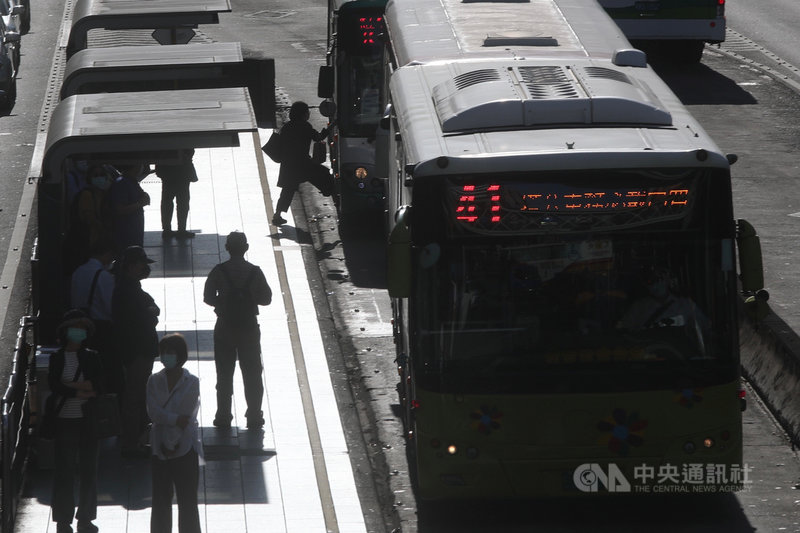 交通部21日預告修正「道路交通安全規則」第78條草案,公車駕駛人應有注意開啟車門時是否會造成乘客受傷的義務,若公車駕駛人違反該規定導致乘客受傷,可依法處記違規點數3點,或吊扣駕駛執照3個月到6個月。中央社記者吳家昇攝 110年4月21日