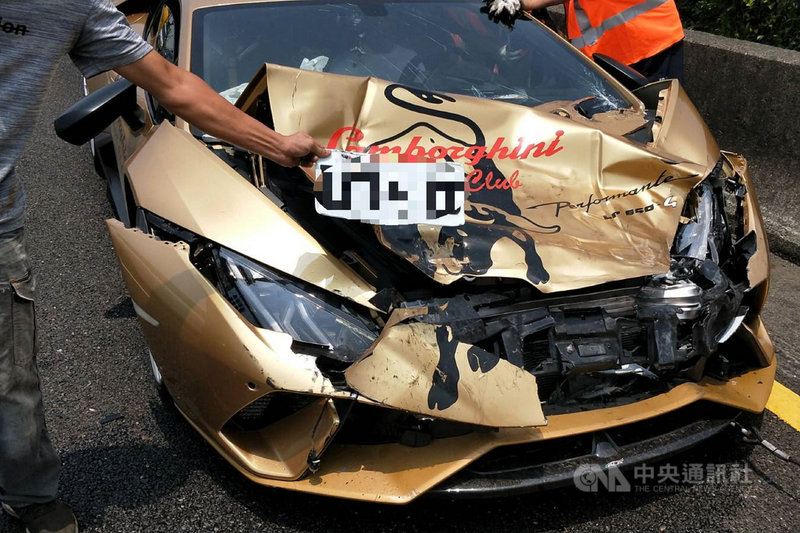 1輛金色藍寶堅尼跑車21日上午在國道1號台南路段追撞1輛藍色藍寶堅尼跑車後,再推撞到前方另1輛自小客車,金色藍寶堅尼車頭毀損,幸無造成人員傷亡。(讀者提供)中央社記者楊思瑞台南傳真 110年4月21日