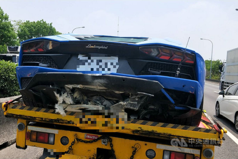 1輛金色藍寶堅尼跑車21日上午在國道1號台南路段追撞1輛藍色藍寶堅尼跑車後,再推撞到前方另1輛自小客車,藍色藍寶堅尼車頭、車尾都受損。(讀者提供)中央社記者楊思瑞台南傳真 110年4月21日