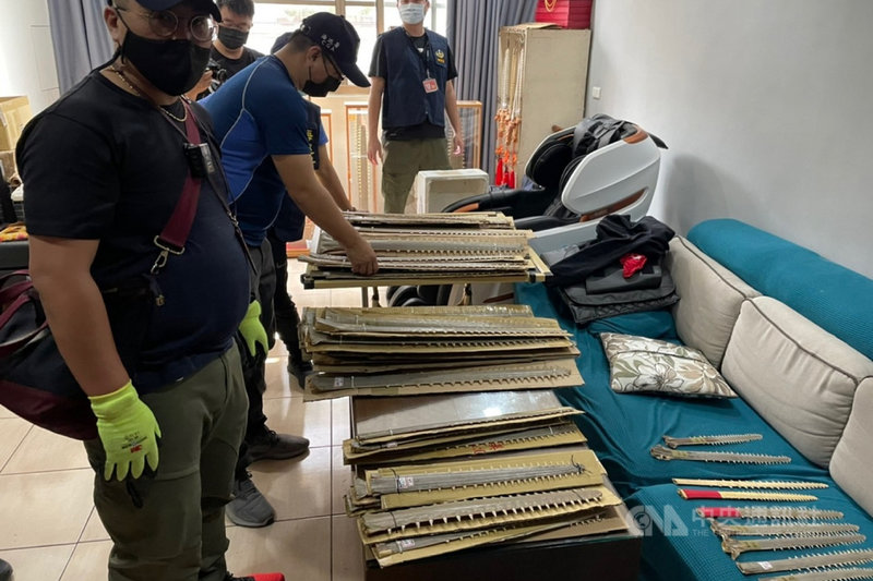 海巡署偵防分署台南查緝隊發現有人在網路上販售海洋保育類野生動物產製品「鯊魚劍」,經數月追查後,查獲170支鯊魚劍等物品,並將持續追查來源。(台南查緝隊提供)中央社記者楊思瑞台南傳真 110年4月21日