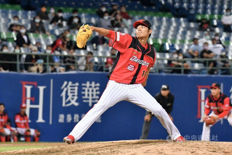 中華職棒味全龍隊王牌左投王維中(圖)21日登板中繼2局無失分,被敲2支安打,送出3次三振,沒有出現保送,最快球速為153公里,終場味全龍以2比1險勝富邦悍將,王維中奪下中職生涯首勝。(味全龍隊提供)中央社記者楊啟芳傳真 110年4月21日
