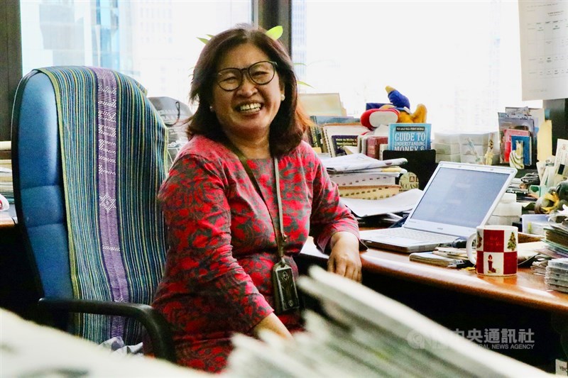 印尼21日紀念女性賦權運動先驅卡蒂尼,也是印尼的婦女節,日本共同社印尼分社的資深記者克莉絲汀與中央社分享33年在新聞前線的經驗。圖攝於4月16日。中央社記者石秀娟雅加達攝 110年4月21日