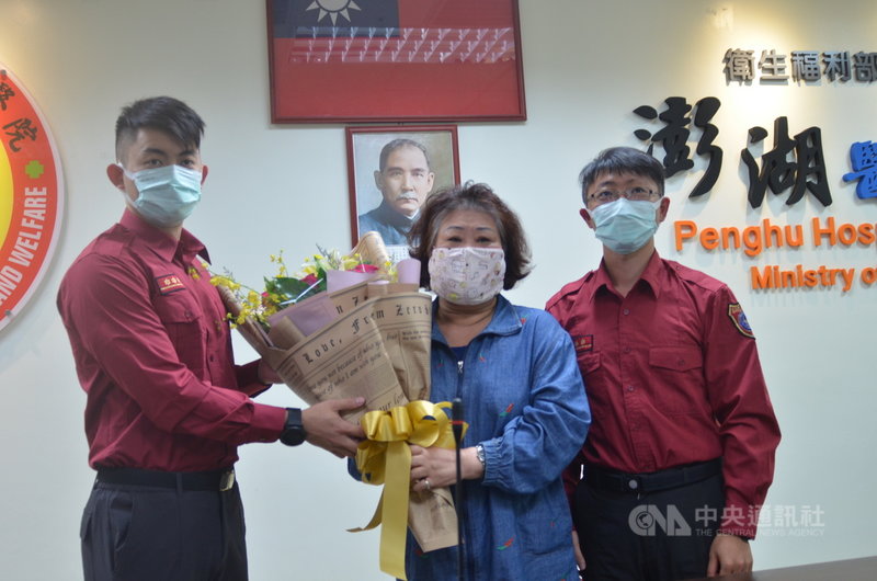 澎湖一名63歲張姓婦人(中)在自家發生心肌梗塞,在消防局與衛生福利部澎湖醫院人員在救護車上進行線上即時傳輸12導程心電圖機,適時把她從鬼門關救回,患者即將康復出院,21日向局院表達感激。中央社 110年4月21日