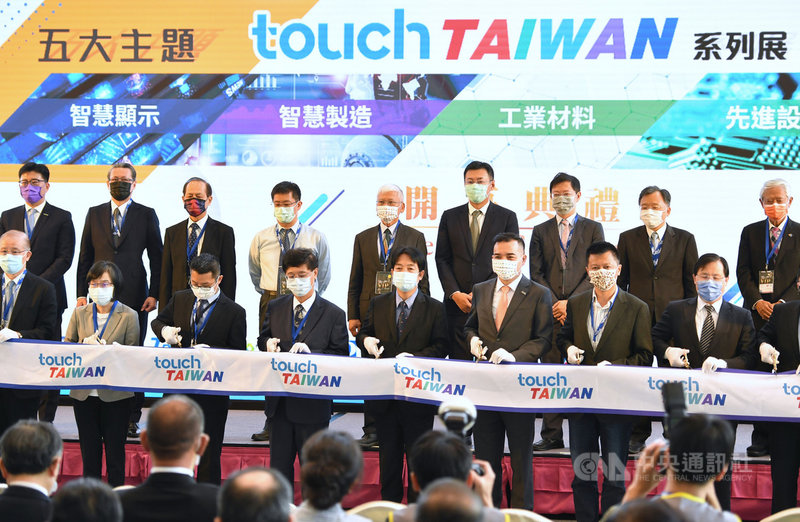 「2021 Touch Taiwan系列展」21日在台北南港展覽館登場,副總統賴清德(前排右4)出席為開幕剪綵。中央社記者王飛華攝 110年4月21日