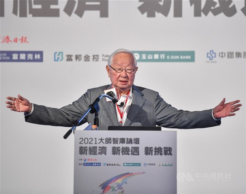 台積電創辦人張忠謀21日以「珍惜台灣半導體晶圓製造的優勢」為題演講。對於英特爾今年宣布跨足晶圓製造服務,他覺得相當諷刺。中央社記者鄭清元攝 110年4月21日