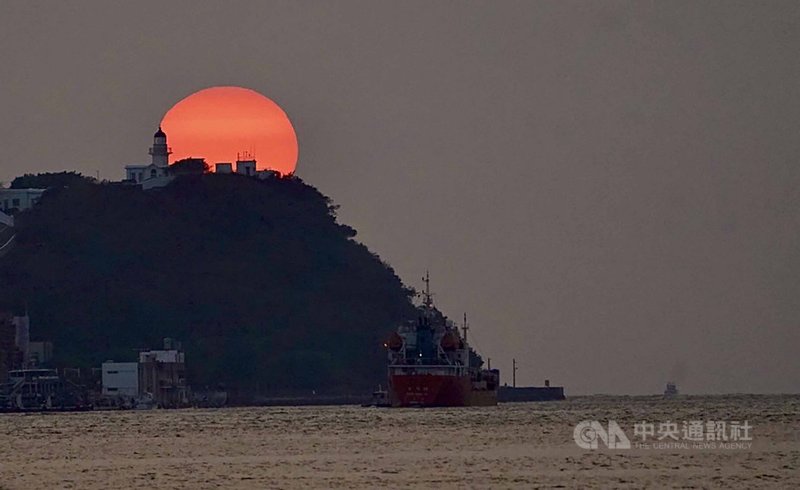 高雄港的落日彩霞美不勝收,落日紅光、水天一色的燦爛景緻,讓西子灣、高雄港碼頭岸邊近日再度成為民眾追逐夕陽的熱點。中央社記者董俊志攝 110年4月21日