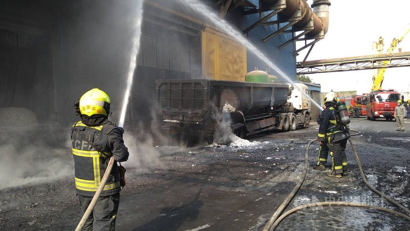 台中市后里區豐興鋼鐵廠21日上午一輛載運爐渣的拖車發生爆炸,消防局獲報立即到場救援。(民眾提供)中央社記者趙麗妍傳真 110年4月21日