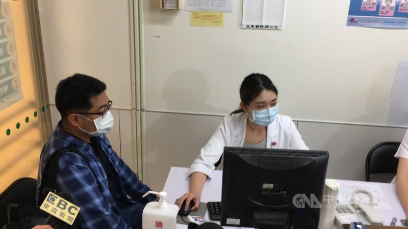 武漢肺炎AZ疫苗自費接種21日開打,新北市設有旅遊醫學門診的COVID-19疫苗接種專責醫院據點,包括亞東紀念醫院、台北慈濟醫院2家醫院,共440個名額全數預約額滿,不接受現場掛號。中央社記者黃旭昇攝 110年4月21日