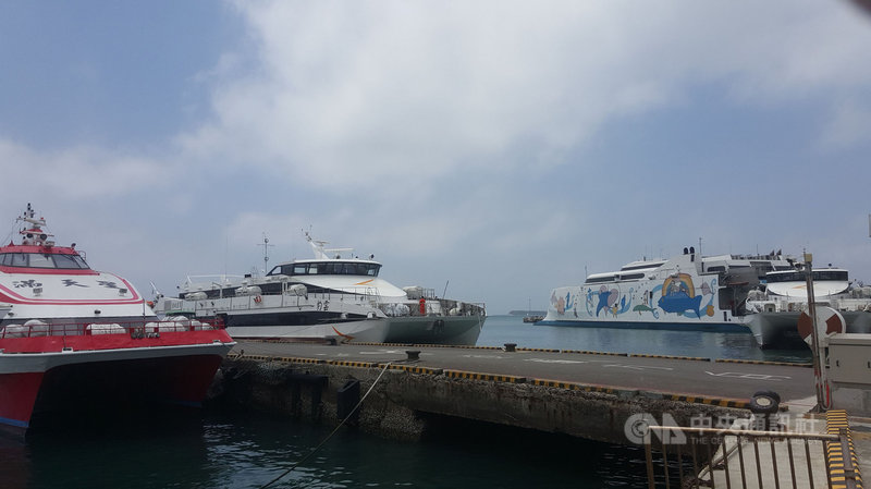 2021澎湖國際海上花火節22日登場,馬公商港區21日除了麗娜輪外,駛抵嘉義布袋航線的滿天星2號、百麗雲豹、藍鵲等交通船,港區幾乎停滿。中央社 110年4月21日