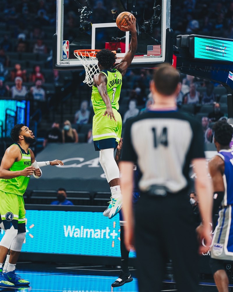 美國職籃NBA明尼蘇達灰狼20日在客場迎戰沙加緬度國王,去年選秀狀元愛德華茲(背號1號者)進帳28分。(圖取自twitter.com/Timberwolves)