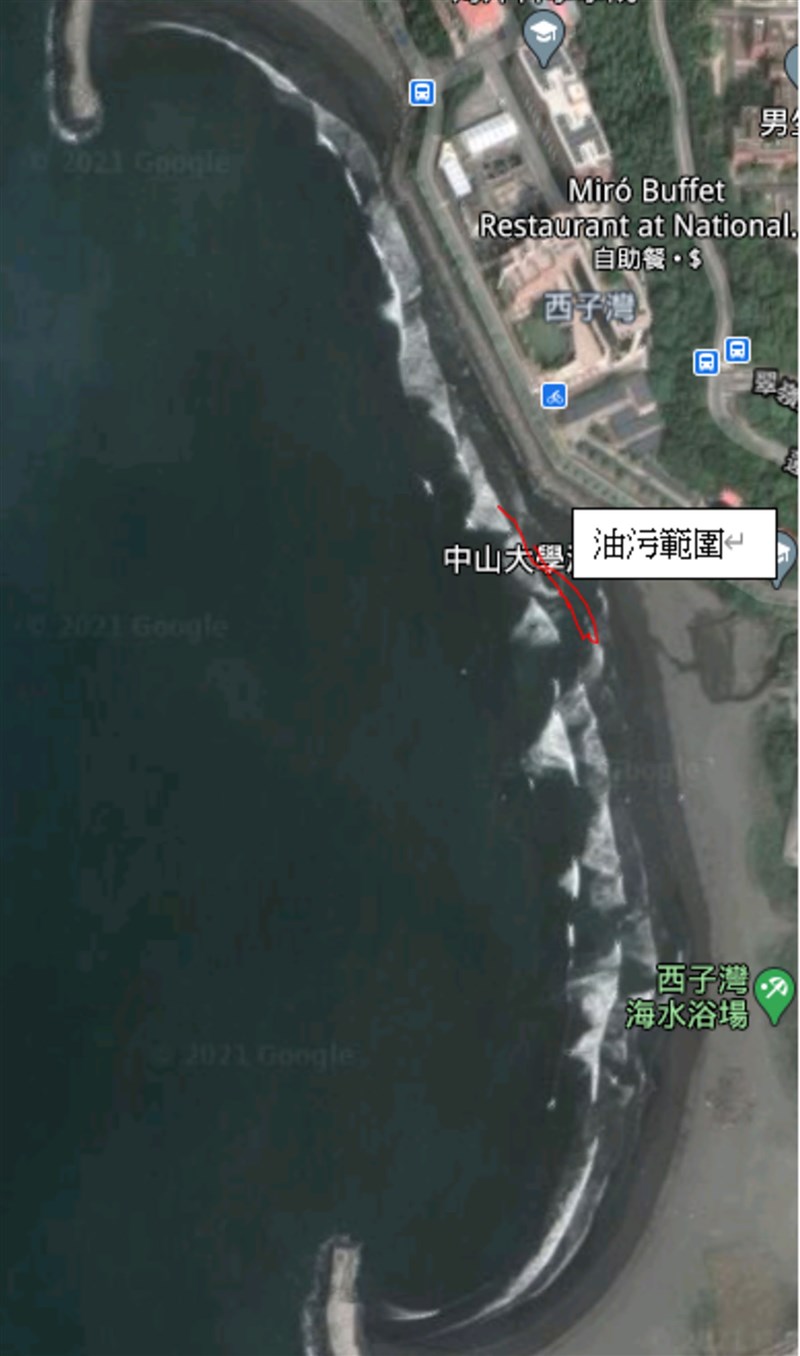 高雄市西子灣靠近中山大學的沙灘及南岬頭消波塊漂散油漬造成上岸泳客滿身難以清洗的油漬事件,海委會海保署迅速調閱衛星影像,將比對船跡判讀追查排污元凶。圖為海保署以衛星影像查緝排放廢油船跡。(海保署提供)中央社記者王淑芬傳真 110年4月21日