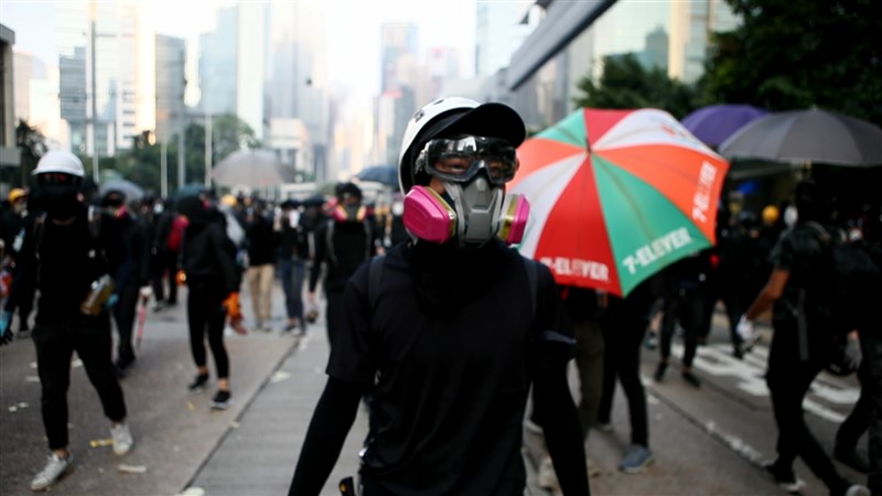 香港反送中紀錄短片「不割席」入圍奧斯卡最佳紀錄短片,成為中共官媒眼中釘。(圖取自facebook.com/FieldofVisionUnit)