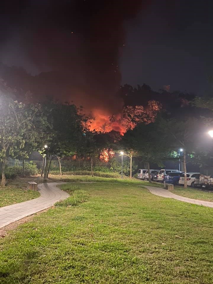 台北市信義區象山21日晚間驚傳火警,疑為工寮起火。(圖取自信義區三兩事臉書社團facebook.com)