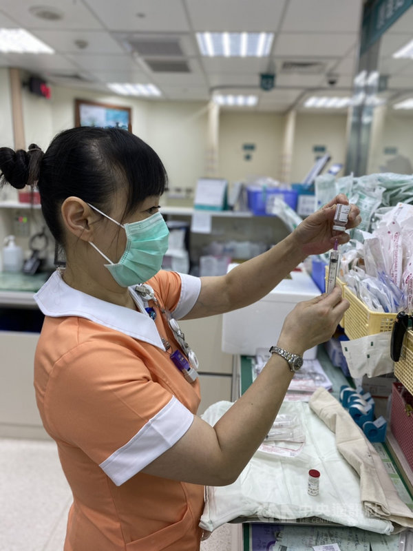 中央流行疫情指揮中心21日起釋出1萬劑牛津AZ的武漢肺炎(2019冠狀病毒疾病,COVID-19)疫苗,提供有出國工作、求學需求的民眾自費接種,只要支付每劑新台幣500元至600元掛號費、診察費等費用即可接種,疫苗處理成本由國家支付。(馬偕醫院提供)中央社記者張茗喧傳真 110年4月21日
