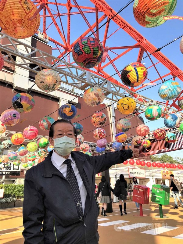 第6屆東京鐵塔台灣祭(美食活動)正在舉行,會場擺設來自台南普濟殿手繪花燈等裝置藝術。駐日代表謝長廷感謝活動主辦單位的用心。中央社記者楊明珠東京攝 110年4月21日