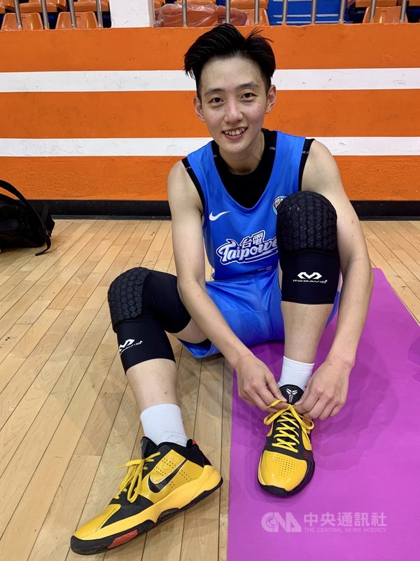 台電女籃前鋒劉希曄(圖)是已故球星布萊恩(Kobe Bryant)的死忠球迷,除球衣背號效仿偶像的24號,比賽時她也只穿Kobe球鞋出賽,對於未來專屬球鞋恐將停產,劉希曄透露會趕緊展開囤貨行動。中央社記者龍柏安攝 110年4月21日