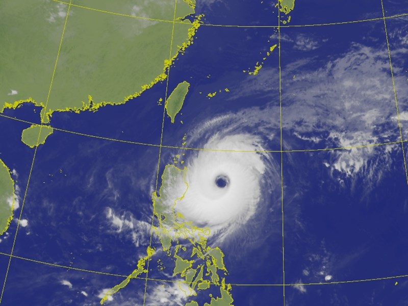 據氣象局網站,舒力基已降為中颱,預估22日轉向東北。氣象專家吳德榮指出,未來4天要注意長浪。(圖取自氣象局網頁cwb.gov.tw)