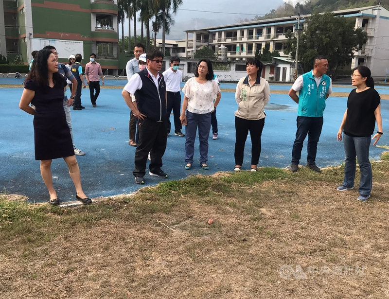 南投縣水里國小、水里國中、水里商工發展足球運動有成,且有意銜接成足球培訓三級制體系,行政院中部聯合服務中心執行長蔡培慧(右3)21日踏勘,了解校方各項需求。(行政院中部中心提供)中央社記者蕭博陽南投傳真 110年4月21日