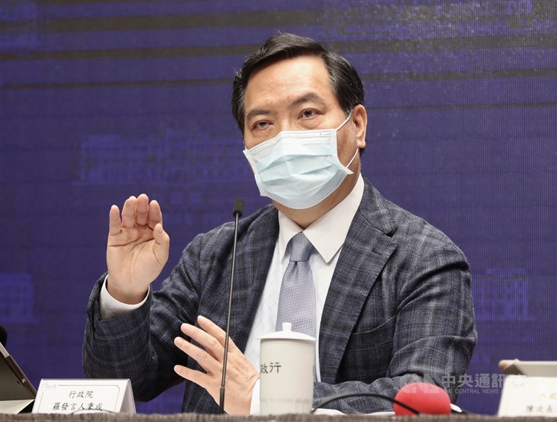 行政院會22日通過信託法草案修正,行政院發言人羅秉成(圖)於會後記者會中轉述行政院長蘇貞昌裁示指出,捐助財產不能再以約定方式回流捐助者,避免公益信託淪為富人節稅、財團控股工具,杜絕「假公益、真避稅」現象。中央社記者張皓安攝 110年4月22日