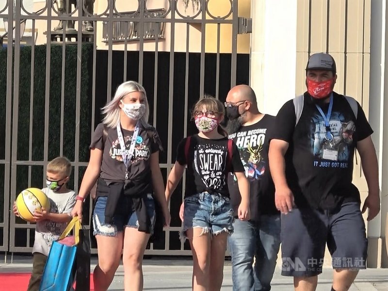 加州大學洛杉磯分校(UCLA)近日公布調查,過去一年孩童因遠距教學、隔離在家,學業與社交生活受到影響,令3/4的家長感到憂心。中央社記者林宏翰洛杉磯攝 110年4月22日
