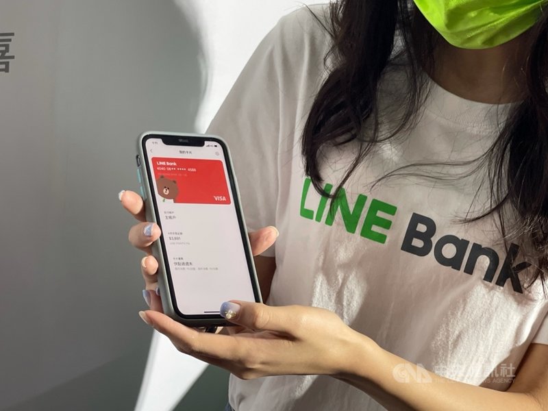 純網路銀行LINE Bank 22日宣布開行,透過LINE好友、QR code條碼可以一指輕鬆轉帳。中央社記者吳家豪攝 110年4月22日