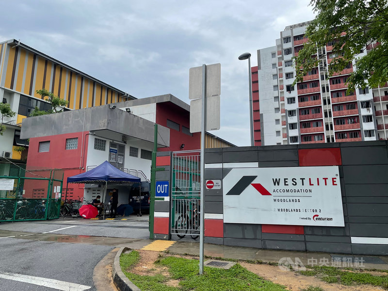 位於新加坡北部的兀蘭Westlite移工宿舍(圖)近來出現多名移工確診。中央社記者侯姿瑩新加坡攝 110年4月22日