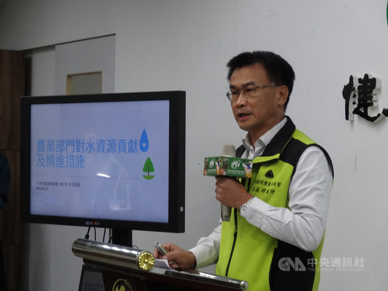 藻礁公投領銜人潘忠政臉書上感嘆中油三接是政治決定。農委會主委陳吉仲(圖)22日說,這是為了落實能源轉型政策的532,不只減碳,才能落實碳中和。中央社記者楊淑閔攝 110年4月22日