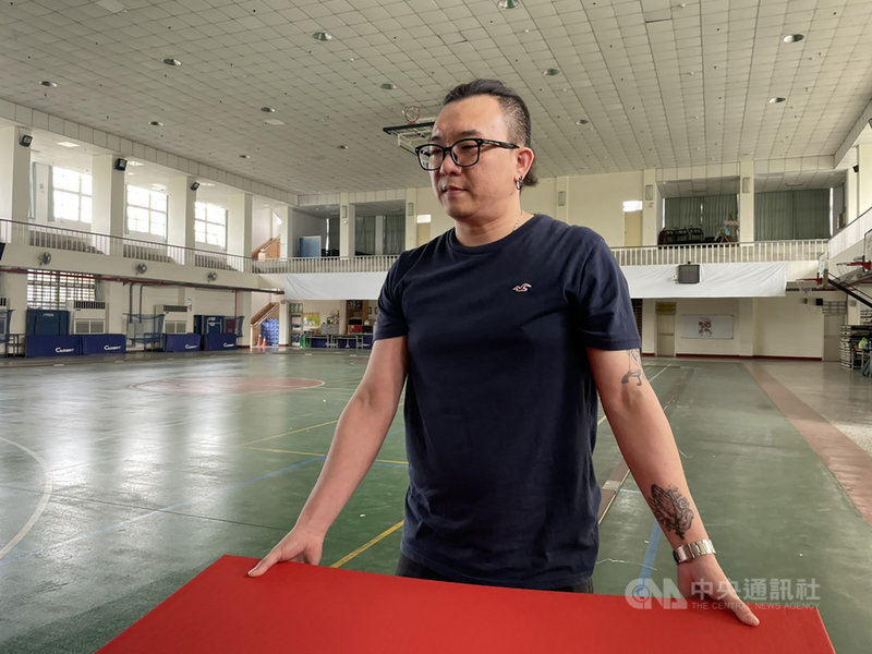 110年全國中等學校運動會22日在雲林圓滿閉幕,賽事一共動員近4000多人提供服務;擔任志工的雲林縣議會駐衛警察簡鎧宏說,只想盡份力量讓比賽順利進行,也讓各縣市選手記得雲林的用心。中央社記者姜宜菁攝 110年4月22日