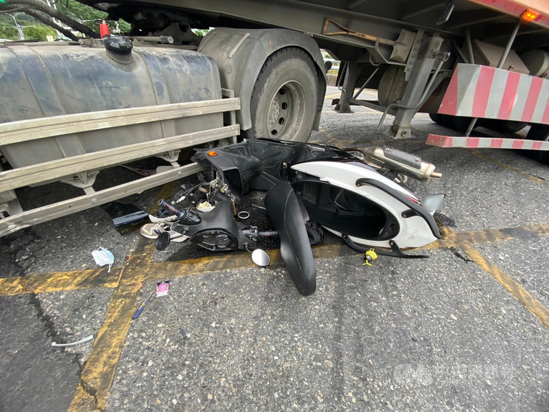 宜蘭縣頭城鎮北宜路一段22日發生一起砂石車與機車車禍,機車車頭被壓在砂石車車輪下,零件物品四散。當地員警獲報到場,將傷重的16歲溫姓少年騎士緊急送醫,但傍晚仍宣告不治。事故原因仍待釐清。(讀者提供)中央社記者沈如峰宜蘭縣傳真 110年4月22日