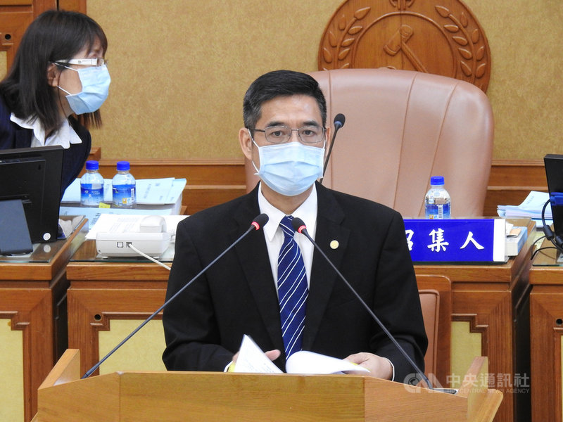 新北市林口等區人口急增,部分里鄰人口規模變龐大,「新北市里鄰編組調整自治條例」草案22日送新北市議會一讀會,會中擬推逕付二讀,但闖關失敗。民政局長柯慶忠(前)表示,若不能及時通過三讀,並在今年12 月24日前公告,鄰里調整的時間上就可能會有變數。中央社記者王鴻國攝 110年4月22日