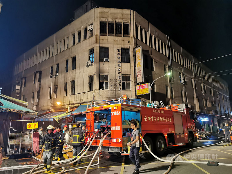 宜蘭縣政府消防局晚間獲報,南館市場內一間店家起火,派遣當地消防分隊前往救援後,火警已於晚間近10時撲滅,所幸未傳傷亡,起火原因仍待調查。(讀者提供)中央社記者沈如峰宜蘭縣傳真 110年4月22日