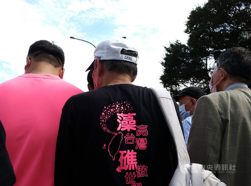 環保團體代表22日下午與總統蔡英文會面,珍愛藻礁公投領銜人潘忠政(中)也是代表之一。潘忠政受訪時再次強調,會繼續努力走完公投。中央社記者張雄風攝 110年4月22日