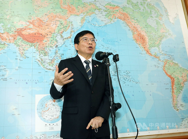 交通部長王國材22日在立法院受訪表示,台鐵改革有階段性,交通部會幫台鐵調整體質、增加資產活化收入,調整票價並非優先,仍應優先增加整體收入。中央社記者郭日曉攝 110年4月22日