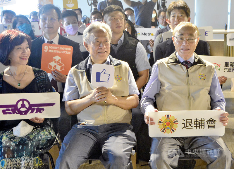 退輔會主委馮世寬(前右)22日到新北市參加「台灣數位綠色轉型論壇」時表示,退輔會推動日間照顧、住宿式失智者照顧、長期照顧,若將人工智慧導入榮民體系,醫療服務勢必更周到;獲政府預算支援後,更將全力增加病床與照顧能量。中央社記者黃旭昇新北市攝 110年4月22日