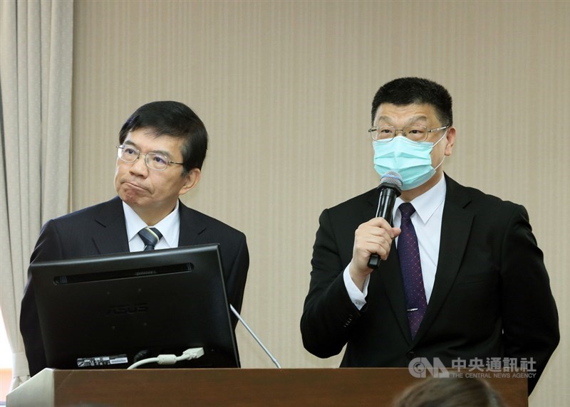 立法院交通委員會22日邀請交通部針對「振興疫後旅遊暨發展國內觀光-就推動旅遊泡泡、台灣小鎮漫遊及主題旅遊年執行之現況與後續規劃」進行專題報告;交通部長王國材(左)、準台鐵局長杜微(右)列席備詢。中央社記者郭日曉攝 110年4月22日