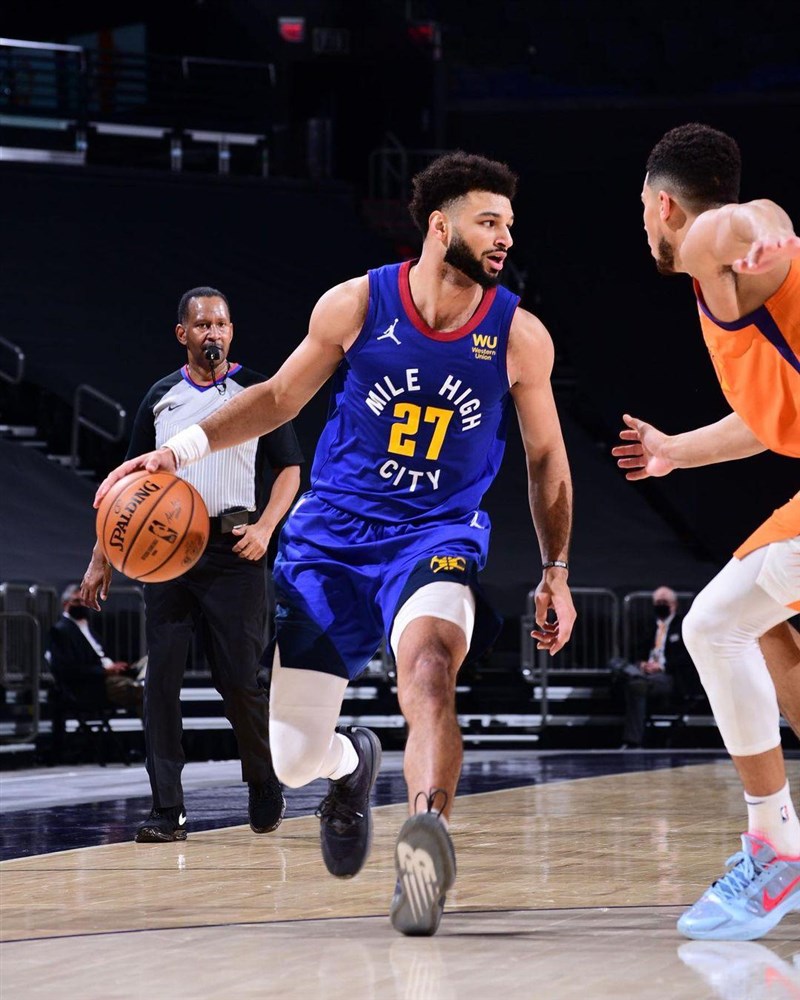 美國職籃NBA丹佛金塊21日宣布,陣中明星後衛莫瑞(前左)動刀治療左膝前十字韌帶撕裂,目前歸期不明。(圖取自facebook.com/jmglitxh27)